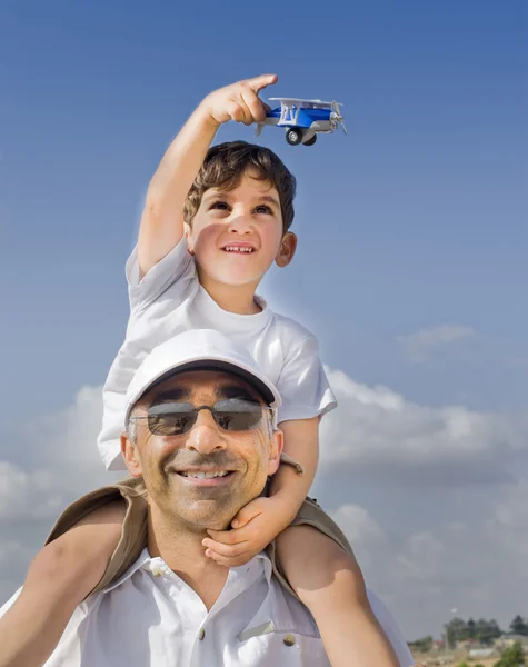 Chlapec na ramena s hračkou letadla — Stock fotografie