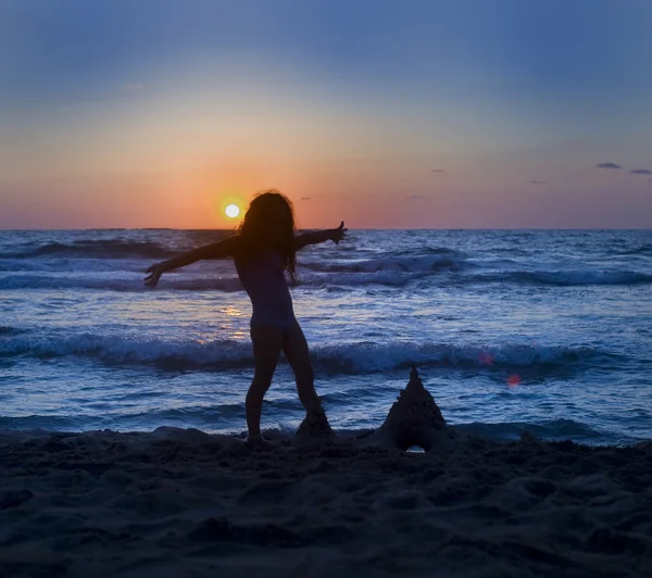 Kız siluet beach günbatımı — Stok fotoğraf