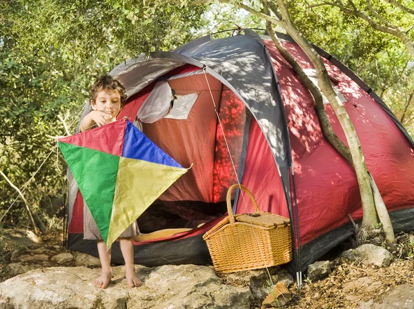 Chłopiec camping — Zdjęcie stockowe