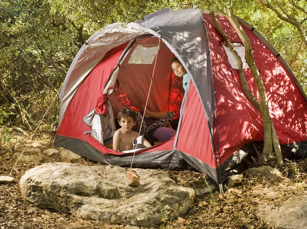 Crianças acampar — Fotografia de Stock