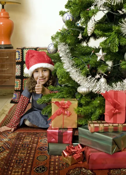 Petite fille avec arbre de Noël — Photo