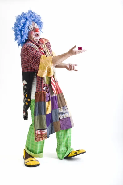Clown mit Geschenk — Stockfoto
