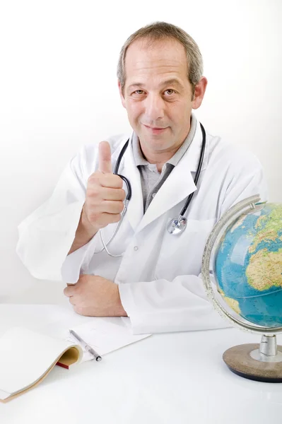 Arzt und Globus — Stockfoto