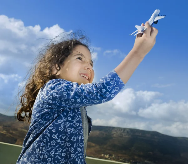 Маленькая девочка игрушечный самолет — стоковое фото