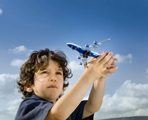 Avião de brinquedo menino — Fotografia de Stock