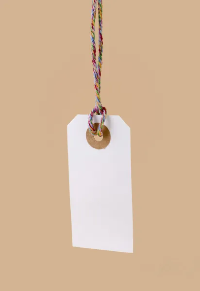 Rótulo pendurado com corda colorida — Fotografia de Stock