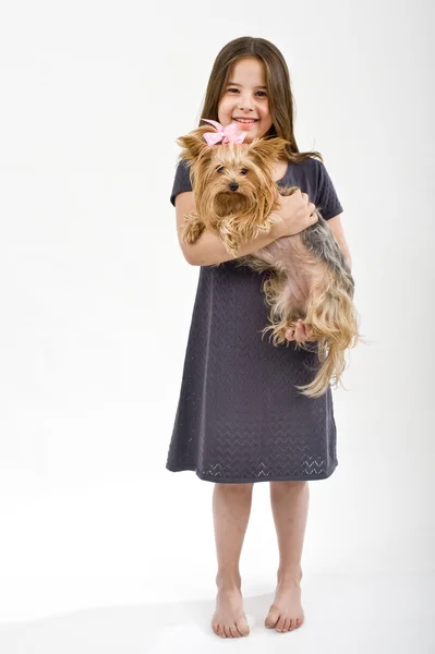 Jovem com um terrier yorkshire — Fotografia de Stock