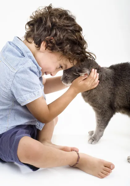 Oğlan ve kedi — Stok fotoğraf