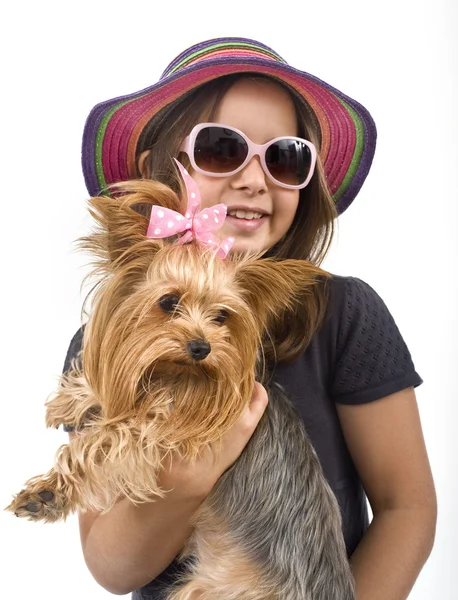Ung flicka med en yorkshire terrier — Stockfoto