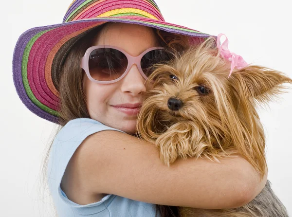 Chica joven con un yorkshire terrier — Foto de Stock