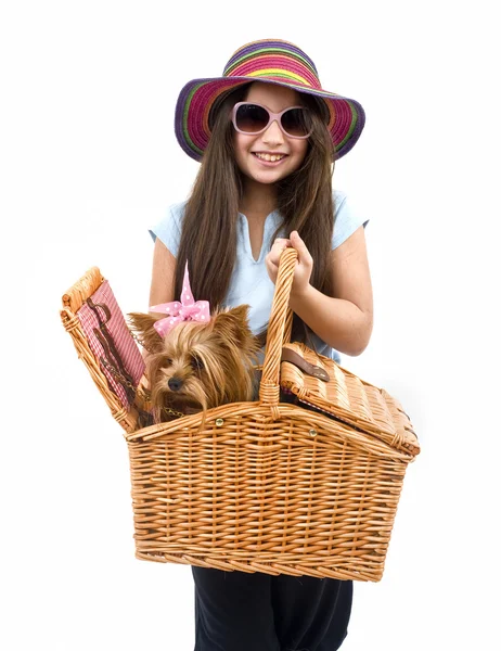 Chica y perro en la cesta de picnic — Foto de Stock