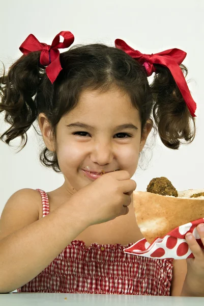 ファラフェル食べる女の子 — ストック写真