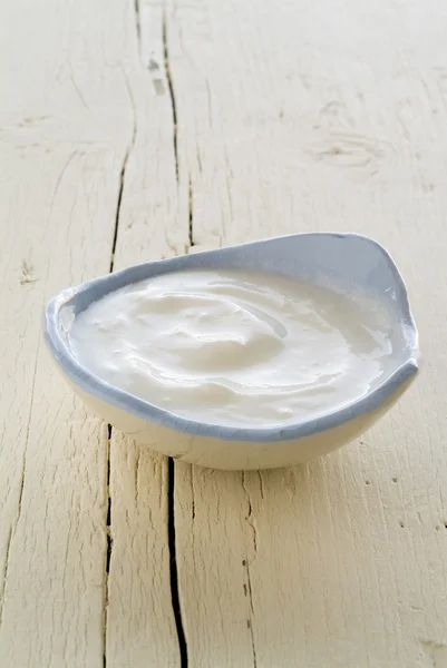 Yoghurt i en liten skål — Stockfoto