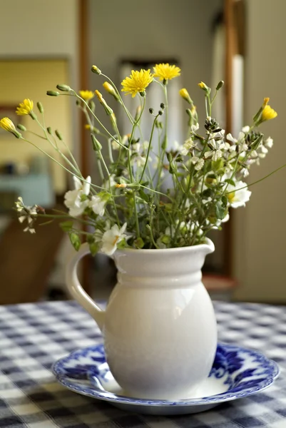 Ramo de flores silvestres en una jarra — Foto de Stock