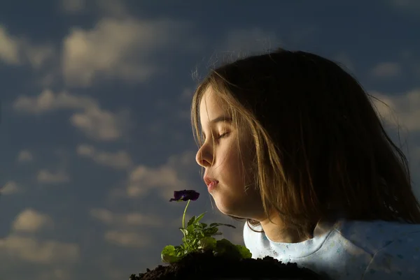Μυρίζοντας λουλούδι κορίτσι — Φωτογραφία Αρχείου
