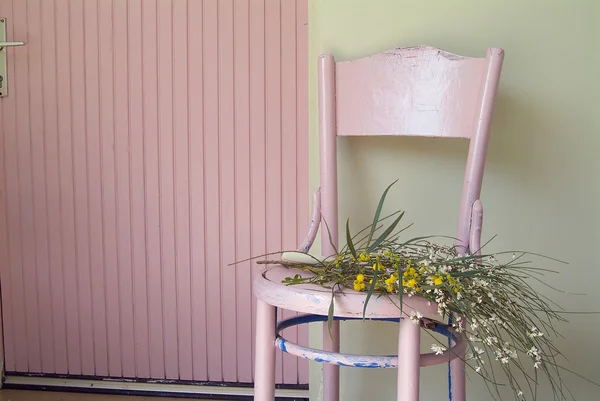 古いピンクの椅子と花 — ストック写真