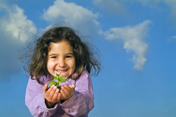 Маленька дівчинка тримає рослину — стокове фото