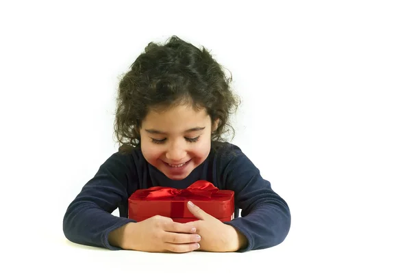 Маленькая девочка с подарком — стоковое фото
