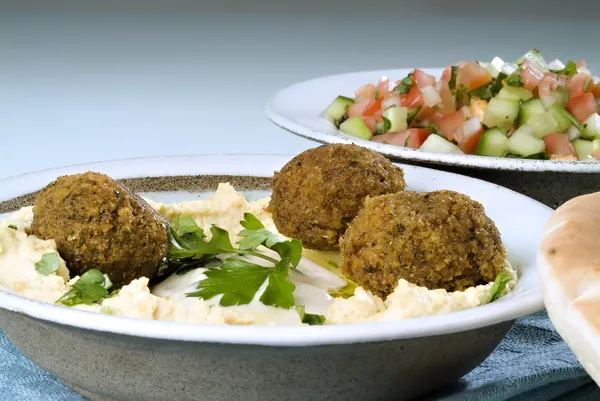 Bieten hummus falafel en Arabische salade — Stockfoto
