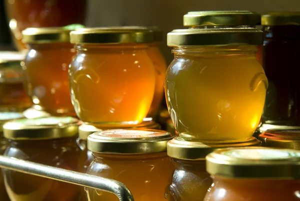 Méz üvegek a polcon — Stock Fotó