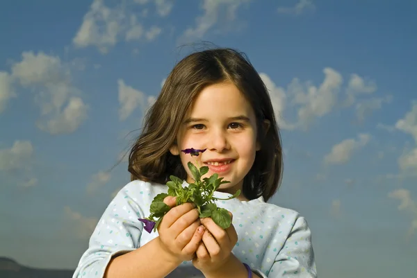 Menina segurando planta — Fotografia de Stock