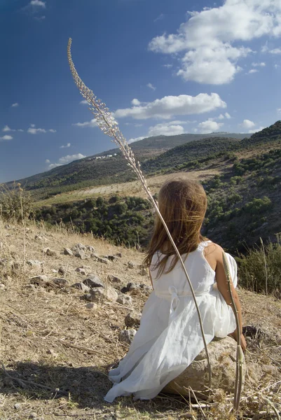 Meisje in wit en landschap — Stockfoto