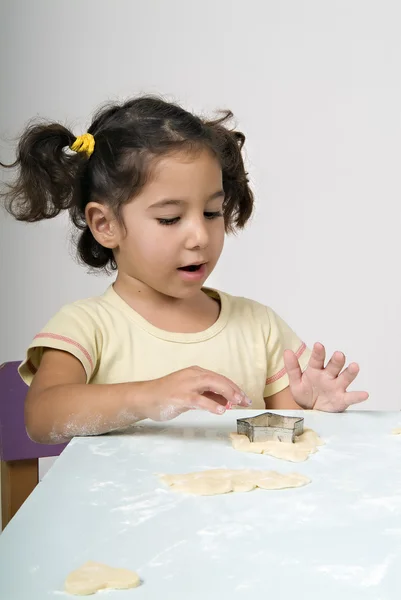 쿠키를 만드는 작은 소녀 — 스톡 사진