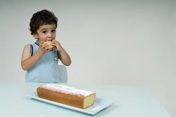 Çocuk ve kek — Stok fotoğraf