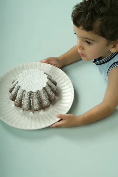 Barn- och tårta — Stockfoto