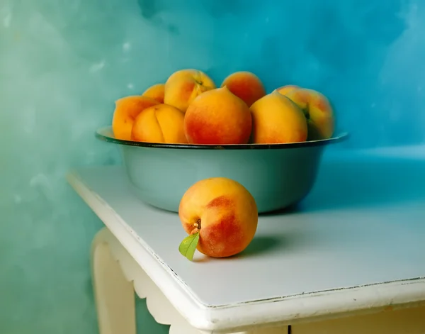 Peaches in blue old bowl — Stock Photo, Image