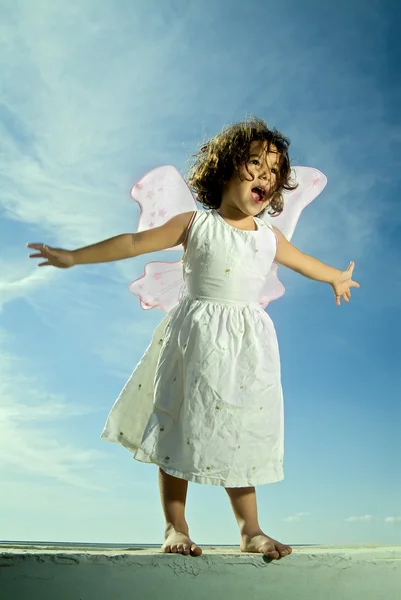 Mladá dívka létání — Stock fotografie