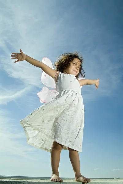 Молодая девушка летит — стоковое фото