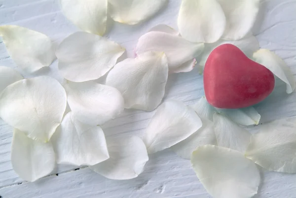 Cuore su petali di rosa bianca — Foto Stock