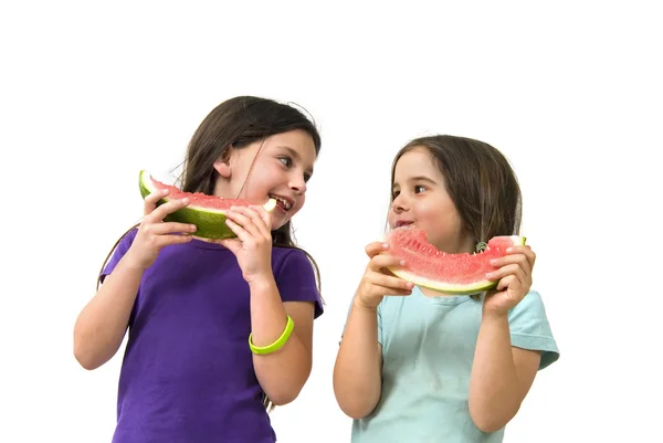 Twee meisjes eten watermeloen — Stockfoto