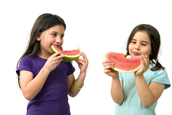 Duas meninas comendo melancia — Fotografia de Stock