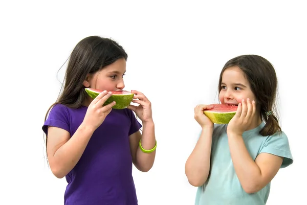 İki kız karpuz yiyor. — Stok fotoğraf
