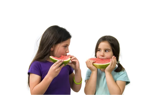 수박을 먹고 있는 두 소녀 — 스톡 사진