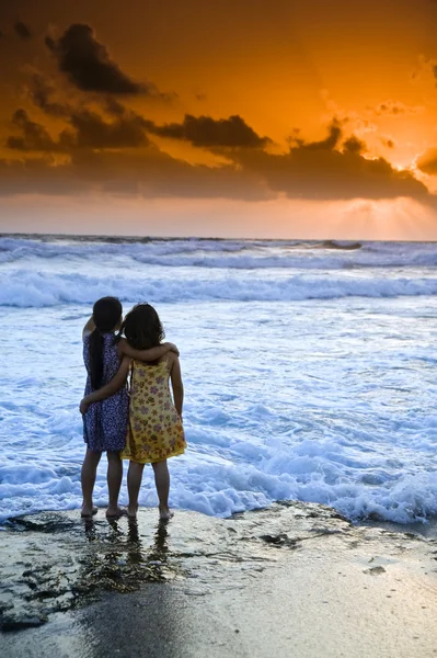 女の子のビーチの夕日 — ストック写真