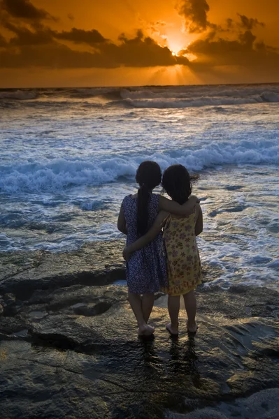 Meisjes strand zonsondergang — Stockfoto