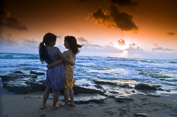 Κορίτσια παραλία ηλιοβασίλεμα — Φωτογραφία Αρχείου