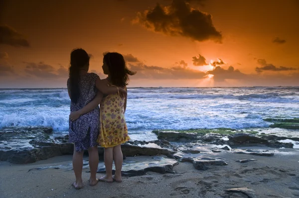 Дівчата пляж заходу сонця — стокове фото
