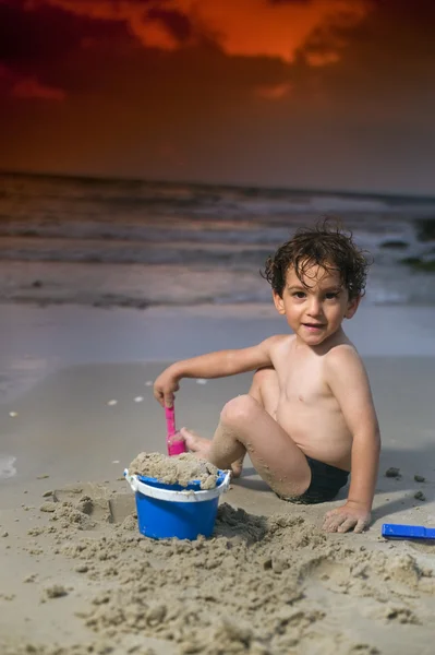 Niño jugar playa puesta de sol —  Fotos de Stock