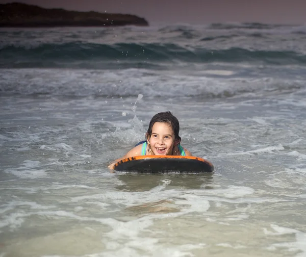 Flicka boogie surfbräda — Stockfoto