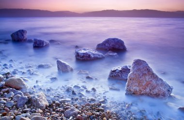Ölü Deniz üzerinde gündoğumu