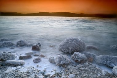 Ölü Deniz üzerinde gündoğumu