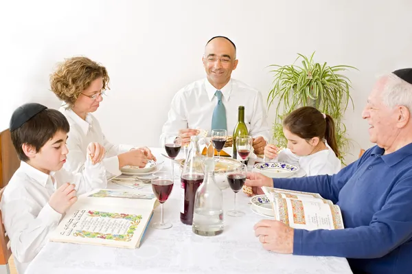 犹太家庭庆祝逾越节的筵席 — 图库照片