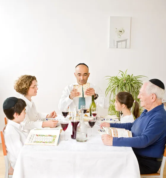 Judisk familj firar påsk — Stockfoto