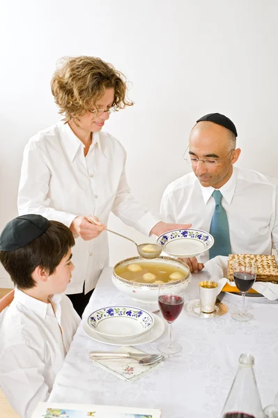 Yahudi aile sonucu hamursuz bayramını kutlayan — Stok fotoğraf