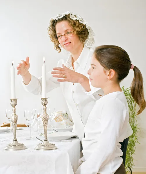 Мать и дочь сабатские свечи — стоковое фото