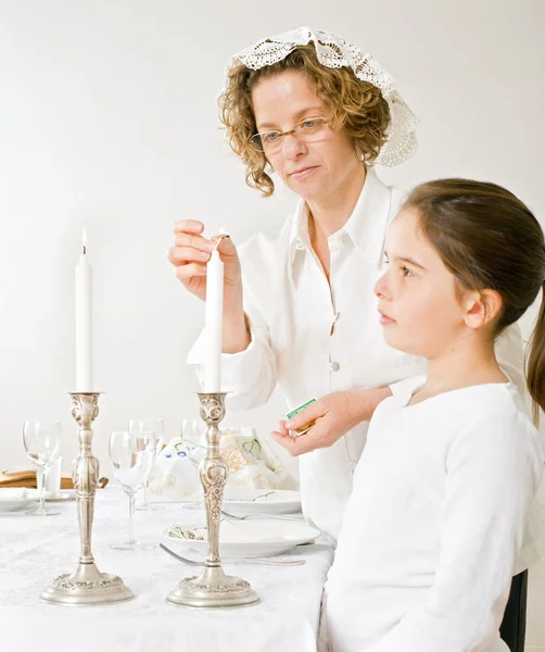 Мать и дочь сабатские свечи — стоковое фото